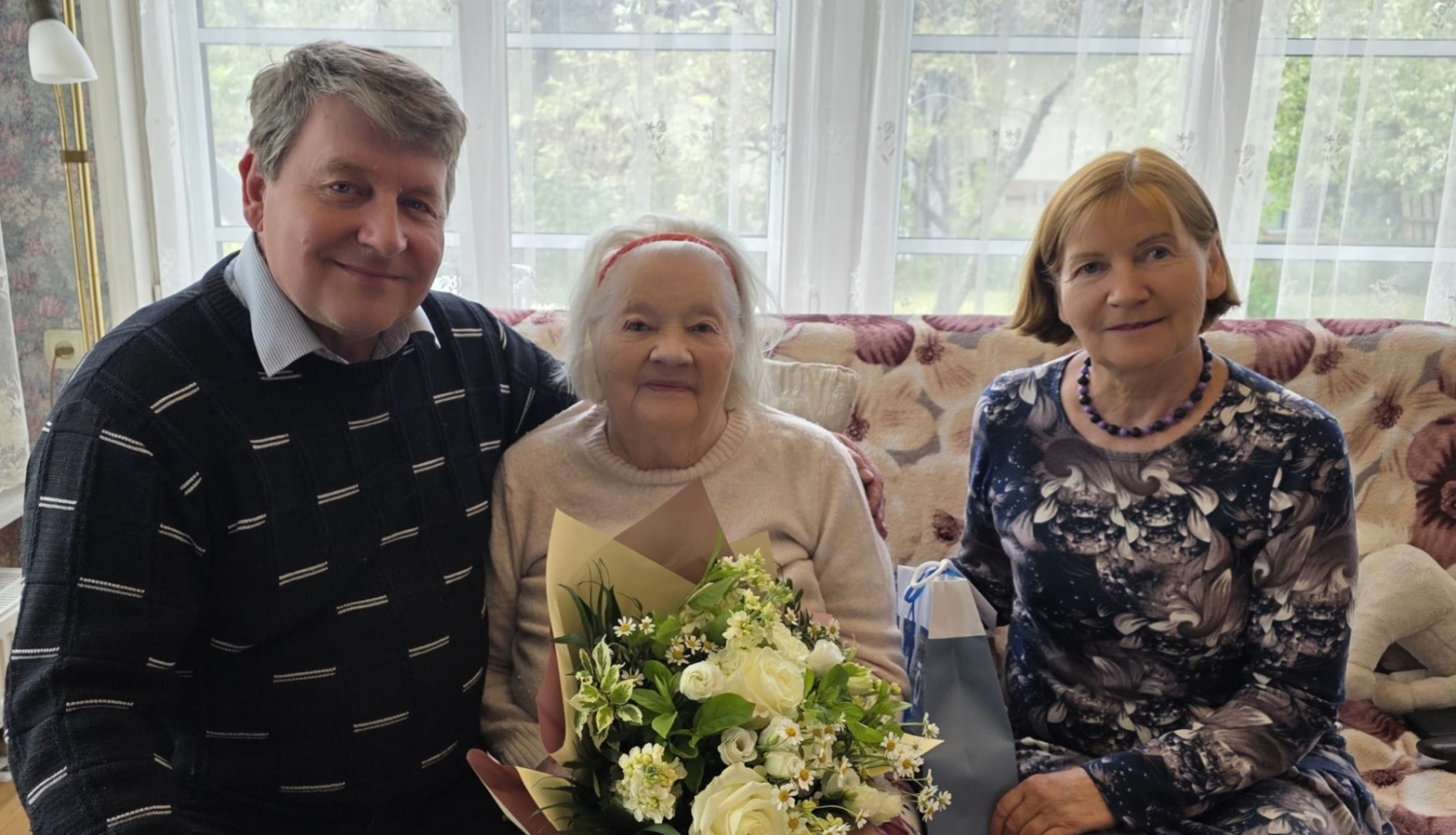 Ādažniece Anna Broka tiek sveikta 101 gada jubilejā