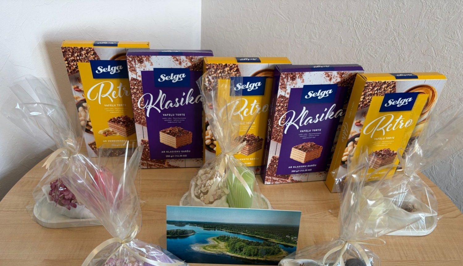 Vafeļu tortes, apsveikuma kartīes un sveces