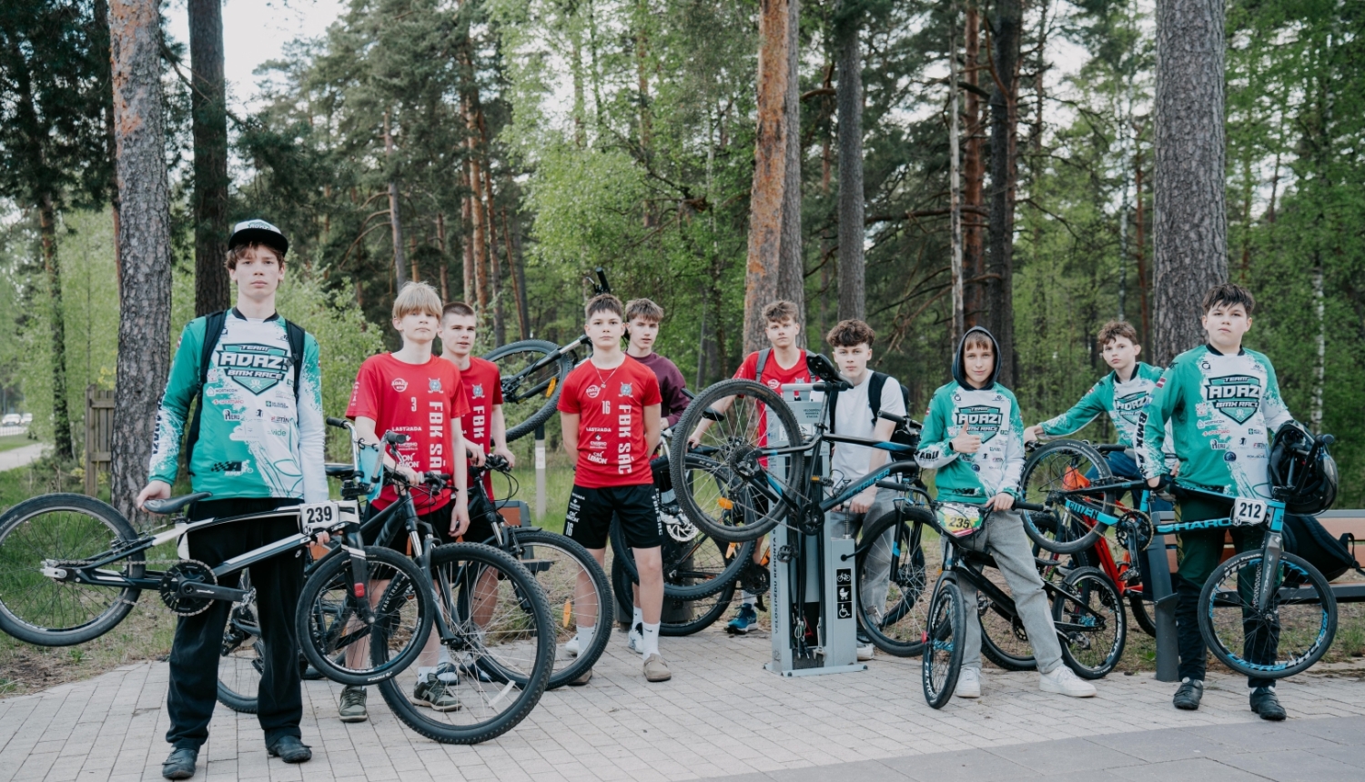 Velobraucēji pie velo apkopes stenda