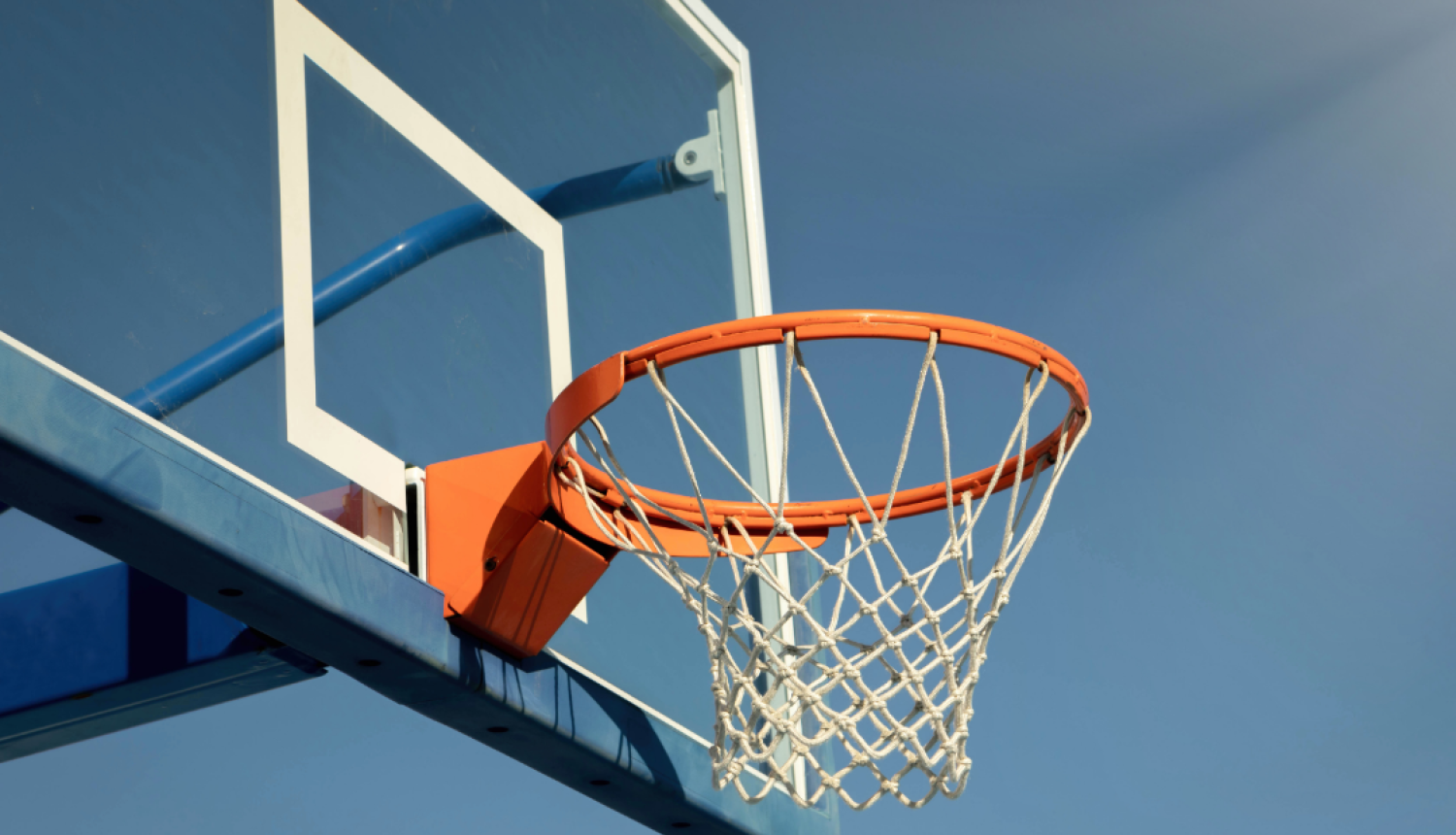 āra basketbola grozs debesu fonā