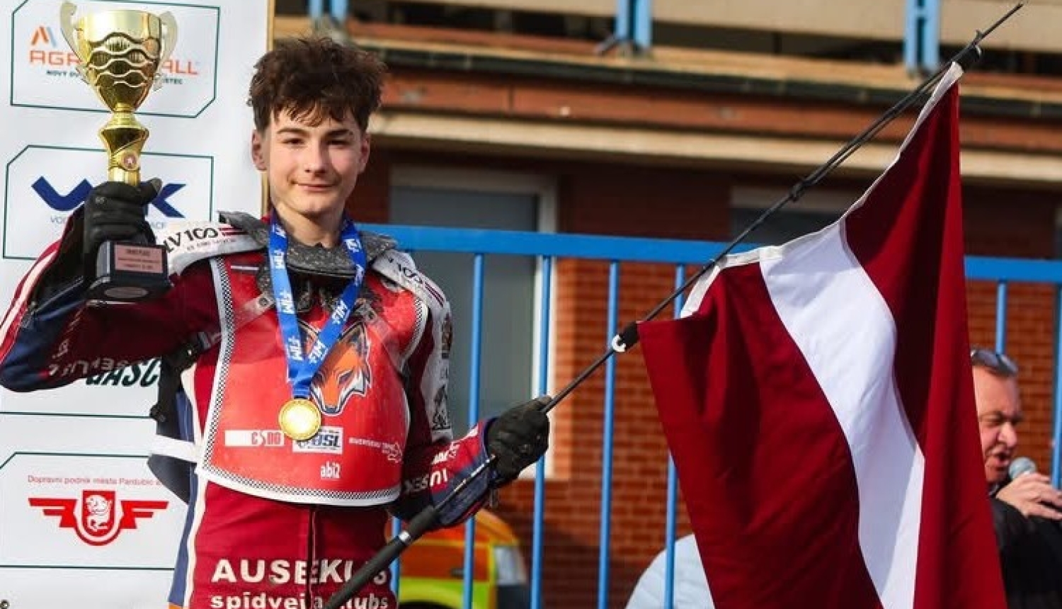Spīdvejists Hugo Poļaks ar Latvijas karogu un kausu