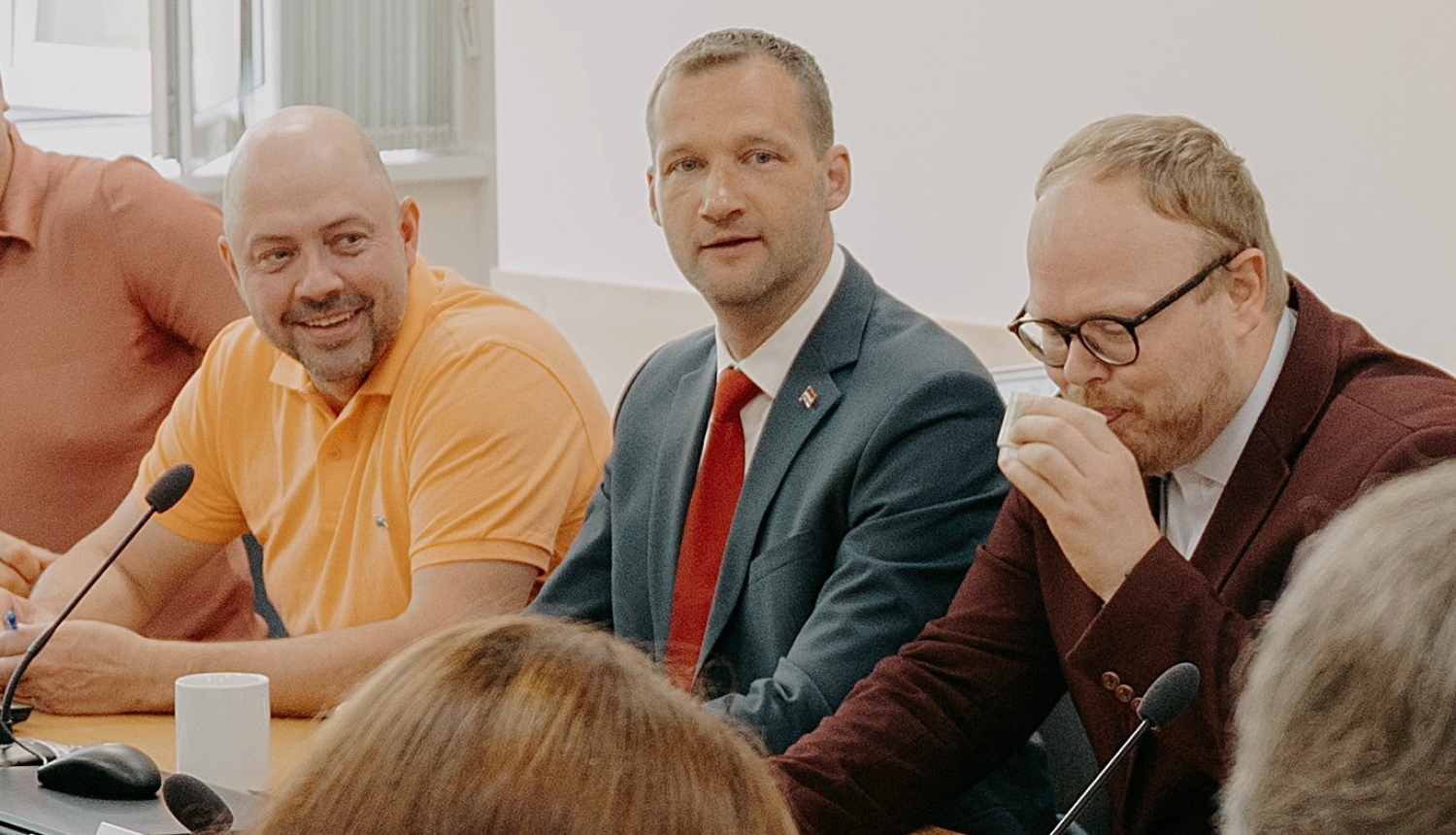 Imants Krastiņš domes sēdē (centrā)