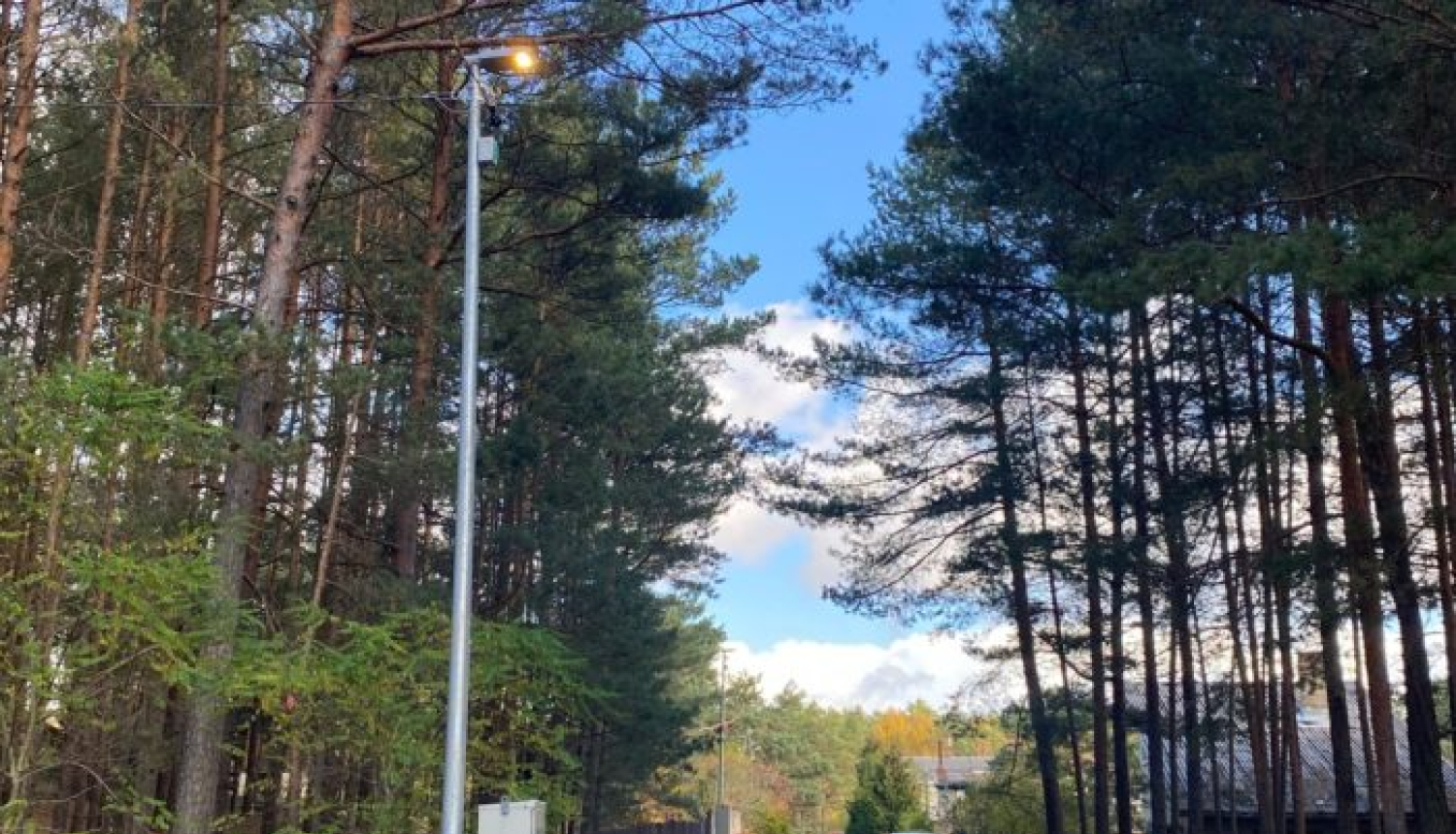 attēls ar ielu apgaismojumu