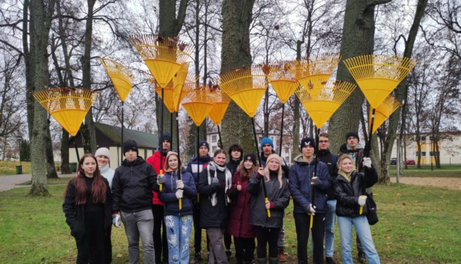 Ādažu Brīvās Valdorfa skolas un Carnikavas pamatskolas skolēni sakopj Carnikavas parku