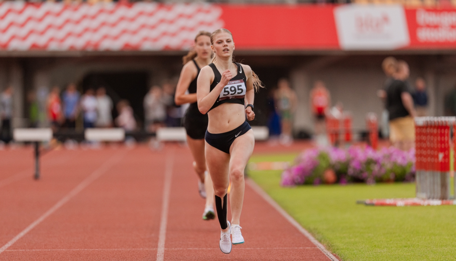 Laura Ozola - Latvijas U-20 čempione 300 metru kavēkļu skrējienā. Foto: Guntis Bērziņš, LVS