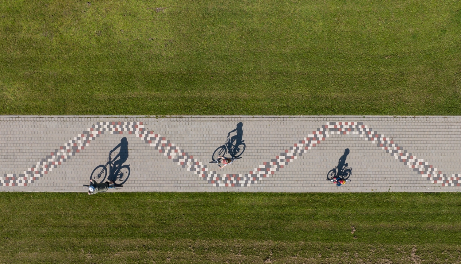 no gaisa augšas redzams velo celiņš starp zāli