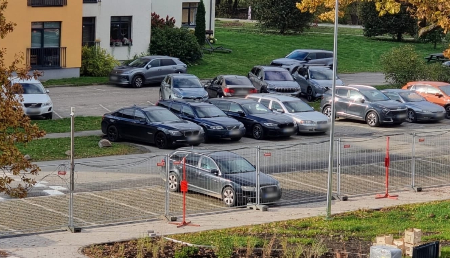 Autostāvvieta ar 1 auto tajā