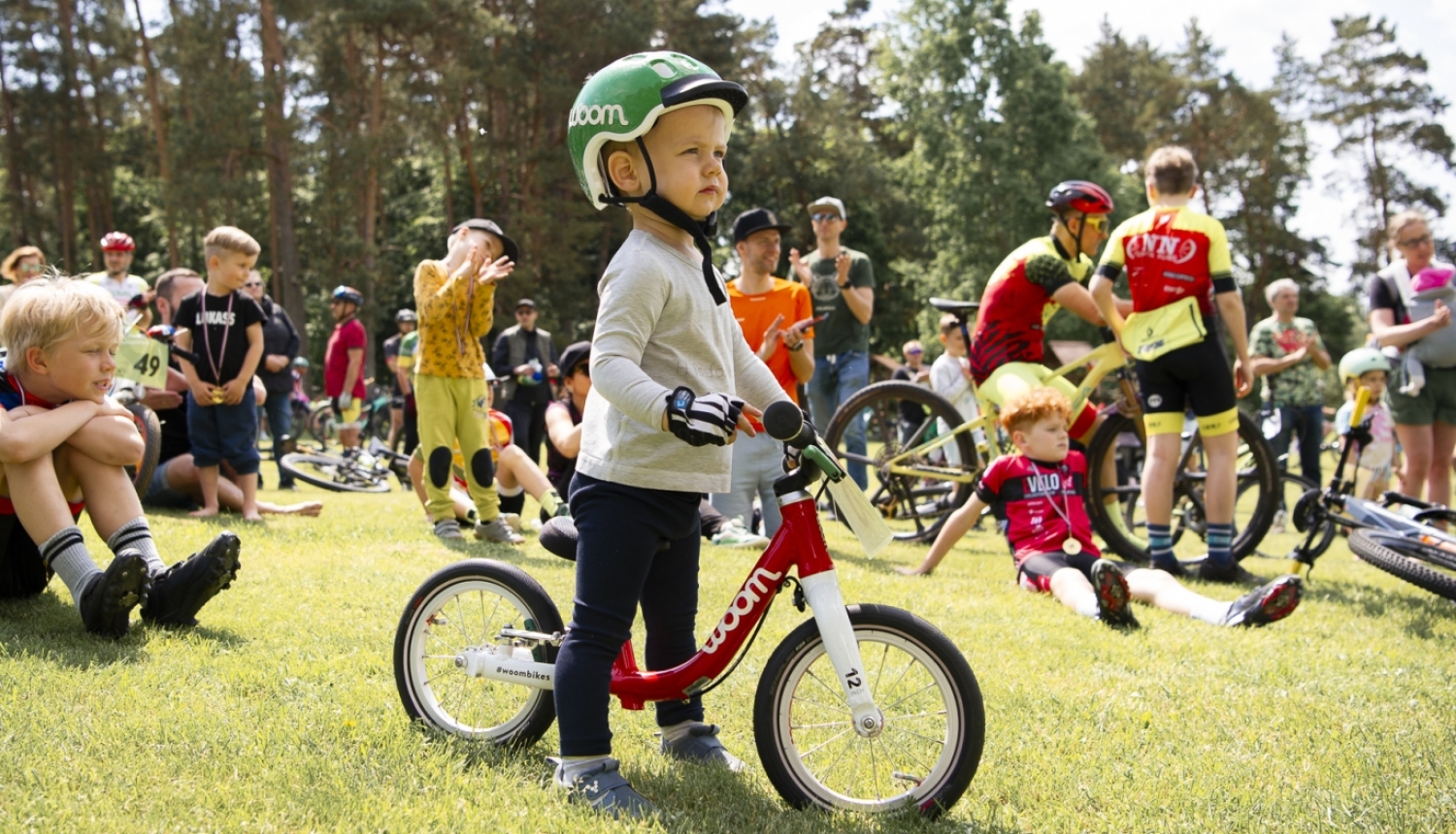 mazs velobraucējs ar ķiveri