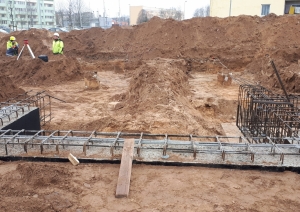 Ādažu sākumskolas 3.kārtai pabeigti zemes darbi un uzsākta 1.stāva izbūve