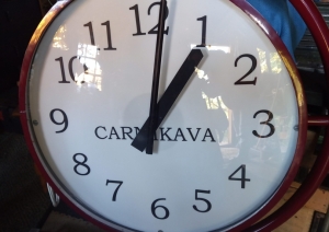 Carnikavas ciema centrā uzstādīts āra pulkstenis