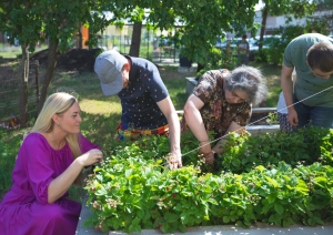 Dienas aprūpes centra gada jubilejas aktivititātes ar klientu, domes priekšsēdētājas un darbinieku darbošanos