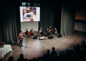 Foto: Ojāra Vācieša literāro prēmiju dzejā saņem Henriks Eliass Zēgners 4