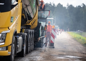 FOTO: Uzsākta Laveru ceļa asfaltēšana