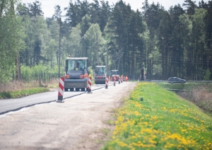 FOTO: Uzsākta Laveru ceļa asfaltēšana