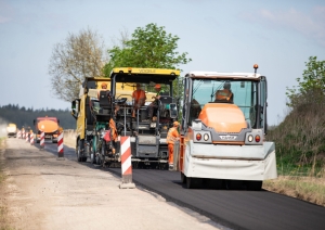 FOTO: Uzsākta Laveru ceļa asfaltēšana
