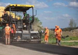 FOTO: Uzsākta Laveru ceļa asfaltēšana