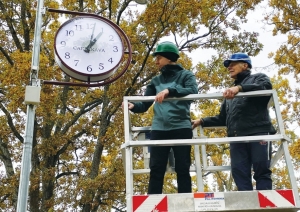 Carnikavas ciema centrā uzstādīts āra pulkstenis