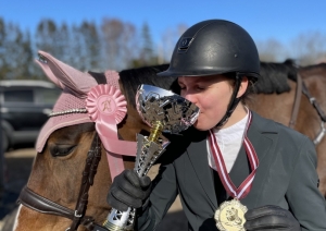 Roberta Birzule uzvar Latvijas ziemas čempionātā jāšanas sporta konkūra discipīnā