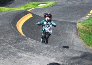 Bērni velo pompu trasē
