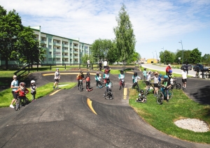 Bērni velo pompu trasē