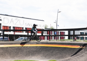 Bērni velo pompu trasē