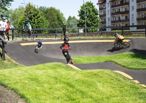 Bērni velo pompu trasē