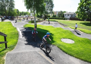 Bērni velo pompu trasē