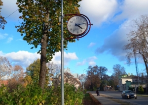 Carnikavas ciema centrā uzstādīts āra pulkstenis