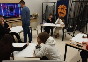 Roka ar lapu "Jauniešu dome"