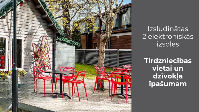 Izsoles - āra kafejnīca ar sarkaniem krēsliem