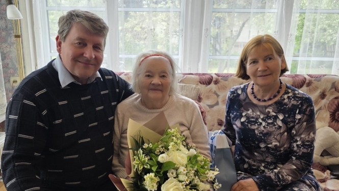Ādažniece Anna Broka tiek sveikta 101 gada jubilejā