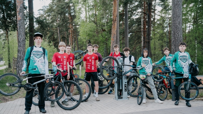 Velobraucēji pie velo apkopes stenda