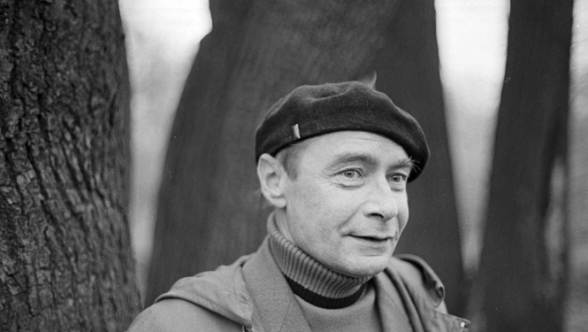 Ojārs Vācietis smaida - melnbalta fotogrāfija