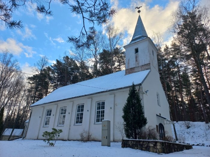 baznīca no ārpuses ziemā