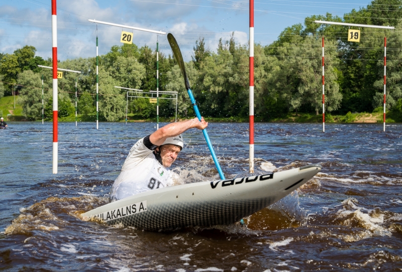 Ādažnieks Aivars Kaulakalns triumfē Alda Kļaviņa kausa izcīņā airēšanas slalomā