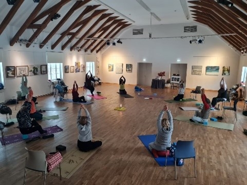 Jogas nodarbībās seniori apgūst meditāciju, dažādas elpošanas tehnikas un veselības stiprināšanas vingrinājumus