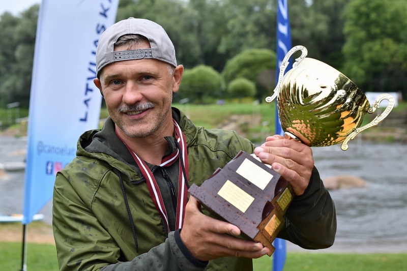 Ādažnieks Aivars Kaulakalns triumfē Alda Kļaviņa kausa izcīņā airēšanas slalomā