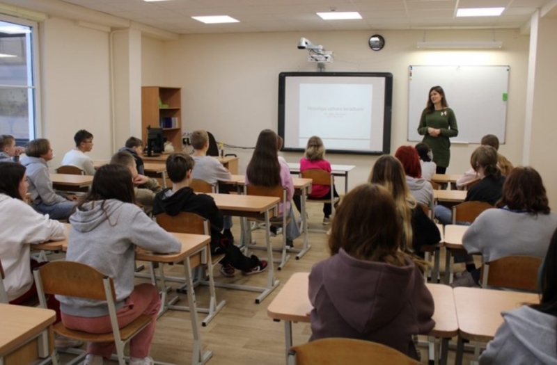 Ādažu vidusskolas skolēni mācās par atkarību profilaksi, veselīgu uzturu un citas noderīgas zināšanas