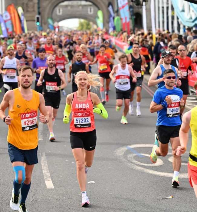 Carnikaviete Anda Valtere ar personisko rekordu finišē prestižajā Londonas maratonā