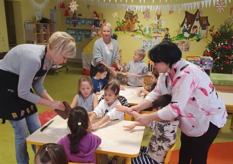 Bērnudārzā “Riekstiņš” svētku gaidīšanas laikā vecāki iejūtas bērnu lomās un aktīvi iesaistās Ziemassvētku aktivitātēs