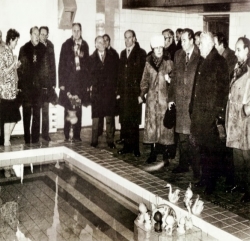 Bērnudārza “Strautiņš” baseina atklāšana 1983. gadā.  Pirmā no kreisās bērnudārza direktore Sarmīte Bogdanova.