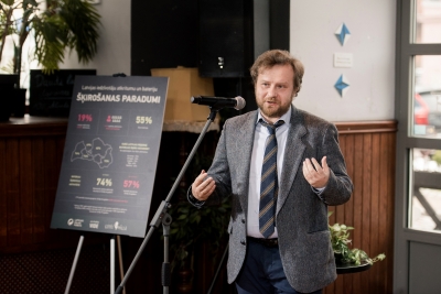 Kāpēc kompostkaudze nav īstā vieta baterijai? Skaidro RTU profesors!