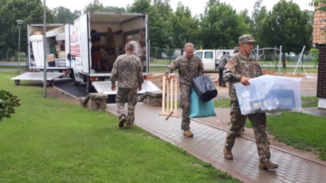 Nacionālo bruņoto spēku karavīri palīdz Ādažu bērnudārzam pārcelties uz pagaidu mājvietu Ādažu vidusskolā