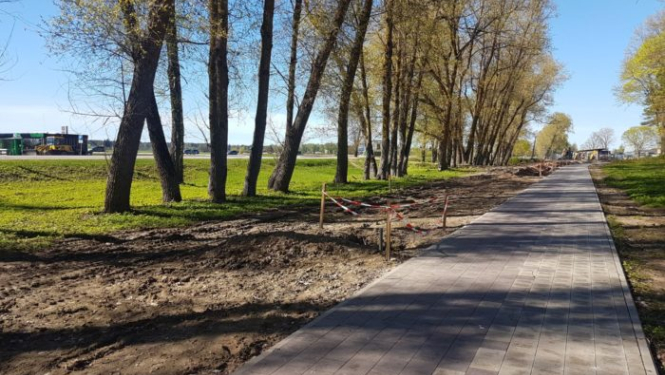 Muižas ielā notiek apvienotā gājēju un velo celiņa izbūve