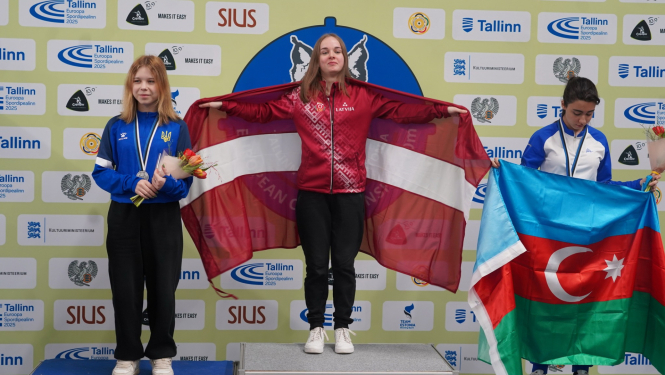 Līva Krūmiņa ar Latvijas karogu. Foto: European Shooting Confederation