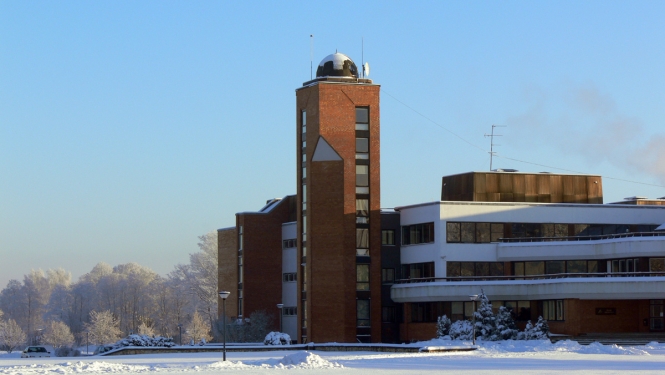Ādažu vidusskola. Skolas A korpusu, tai skaitā torni, plānots siltināt šogad. Foto: Helmuts Rudzītis