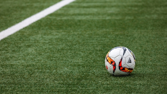 futbola bumba, futbola laukums, zālājs