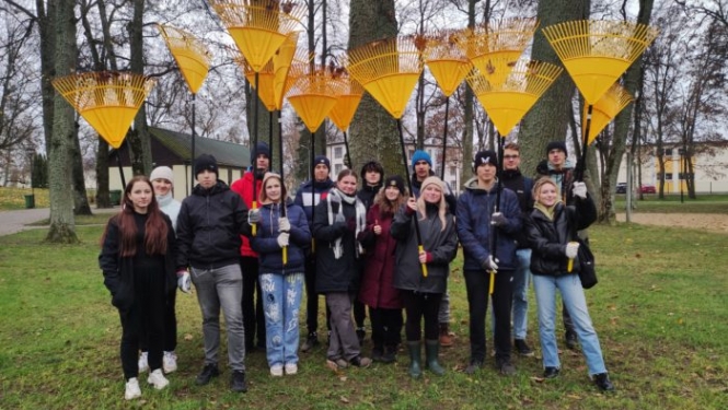 Ādažu Brīvās Valdorfa skolas un Carnikavas pamatskolas skolēni sakopj Carnikavas parku