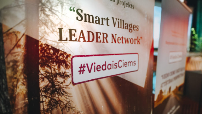 viedais ciems plakāts
