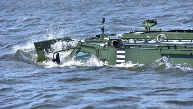 Bruņutransportiera Patria mācības ūdenī, Foto: Patriagroup